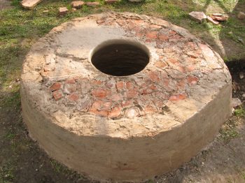 15. Daubing the pot shelf (known as a siege).