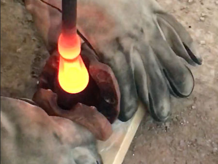 Small mould-blown bottle: lowering the parison into the mould