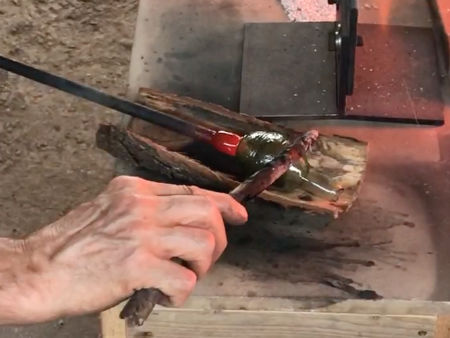 Small mould-blown bottle: puntying the bottle