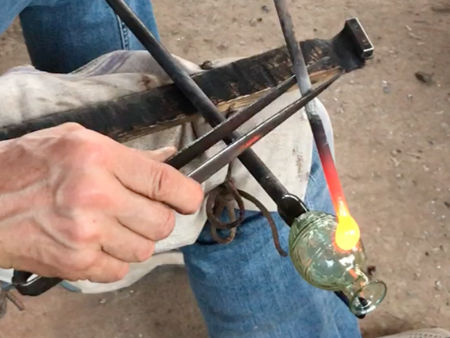 Small mould-blown bottle: applying the second handle