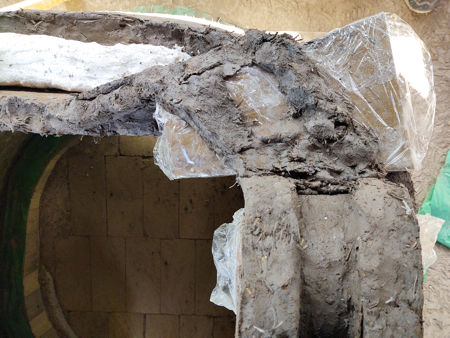 Top view of the back right-hand corner showing the wall built over the pipe warming hole and the cavity for the ceramic fibre blanket