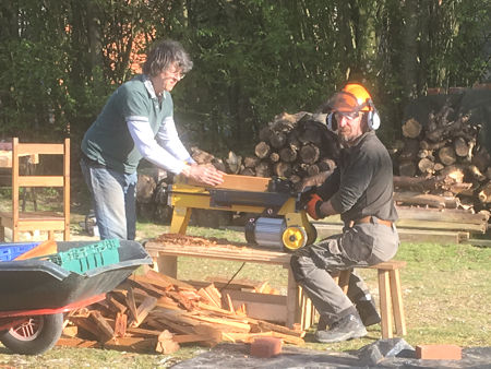 Mark and Steve splitting Opepe (Photo © Fiona Rashleigh)