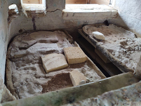 The upper shelves after removing the pots